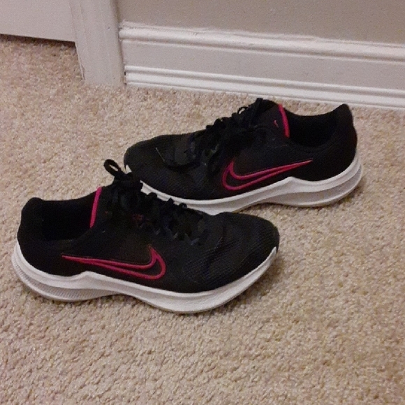 Nike Women's Black and Pink Running Shoes - Picture 9 of 9
